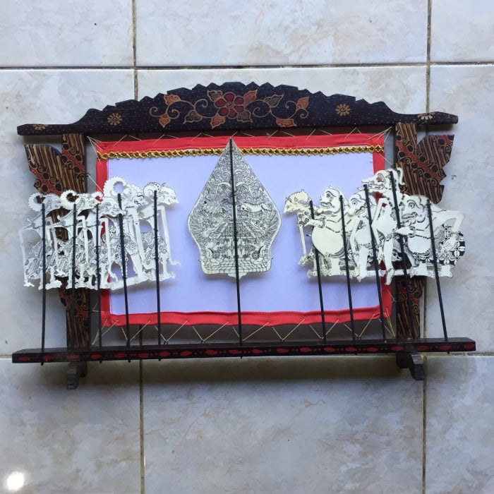 Miniatur Pagelaran Wayang Kulit dengan Frame Batik - Hiasan Dinding Klasik dan Tradisional untuk Dekorasi Rumah