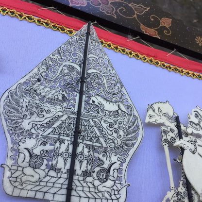 Miniatur Pagelaran Wayang Kulit dengan Frame Batik - Hiasan Dinding Klasik dan Tradisional untuk Dekorasi Rumah