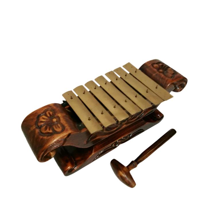 Metallophone Tradisional Bali - Alat Musik Gamelan Buatan Tangan dengan Palu Kayu, Karya Seni Musik Bali Otentik