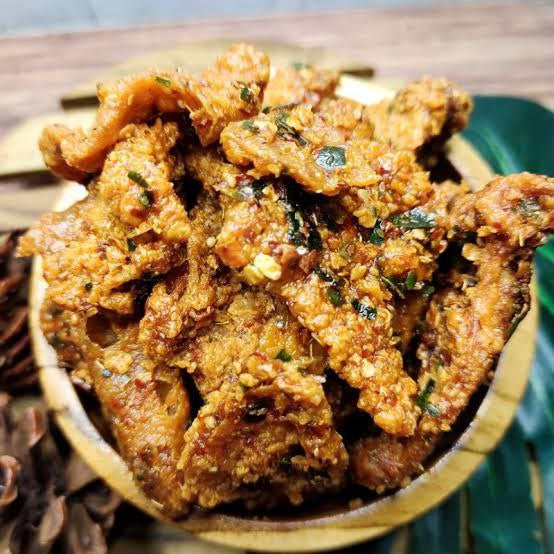 Kulit Ayam Crispy Pedas Daun Jeruk - Camilan Renyah dengan Rasa Pedas Gurih dan Aroma Daun Jeruk