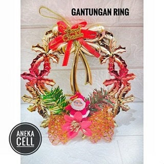 Hiasan Pohon Natal Besar dengan Aksesoris Top, Lampu Gantungan, Lonceng, Santa Claus, dan Salju - Dekorasi Natal Indah untuk Menciptakan Nuansa Merry Christmas di Rumah