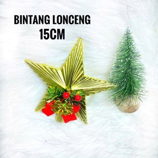 Hiasan Pohon Natal Besar dengan Aksesoris Top, Lampu Gantungan, Lonceng, Santa Claus, dan Salju - Dekorasi Natal Indah untuk Menciptakan Nuansa Merry Christmas di Rumah