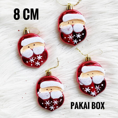 Hiasan Pohon Natal Besar dengan Aksesoris Top, Lampu Gantungan, Lonceng, Santa Claus, dan Salju - Dekorasi Natal Indah untuk Menciptakan Nuansa Merry Christmas di Rumah