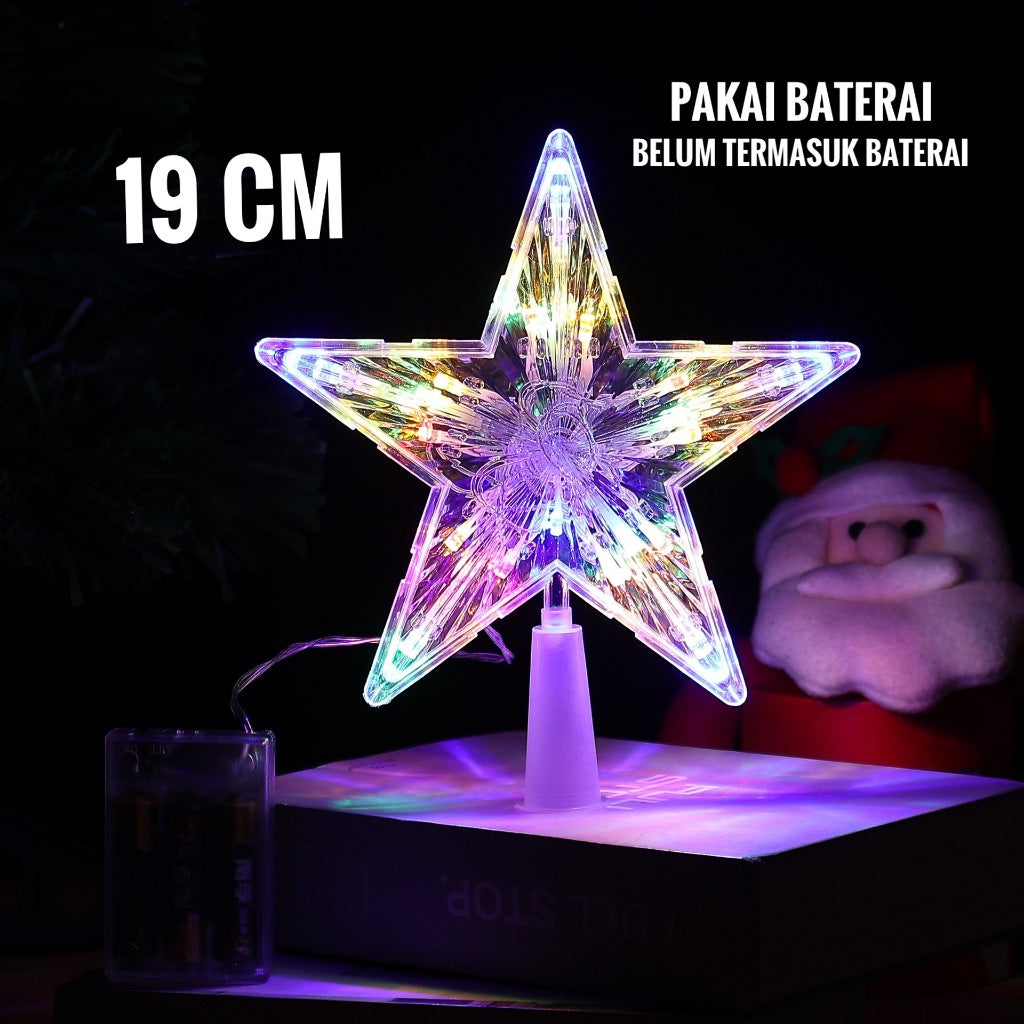 Hiasan Pohon Natal Besar dengan Aksesoris Top, Lampu Gantungan, Lonceng, Santa Claus, dan Salju - Dekorasi Natal Indah untuk Menciptakan Nuansa Merry Christmas di Rumah