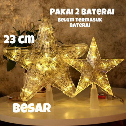 Hiasan Pohon Natal Besar dengan Aksesoris Top, Lampu Gantungan, Lonceng, Santa Claus, dan Salju - Dekorasi Natal Indah untuk Menciptakan Nuansa Merry Christmas di Rumah